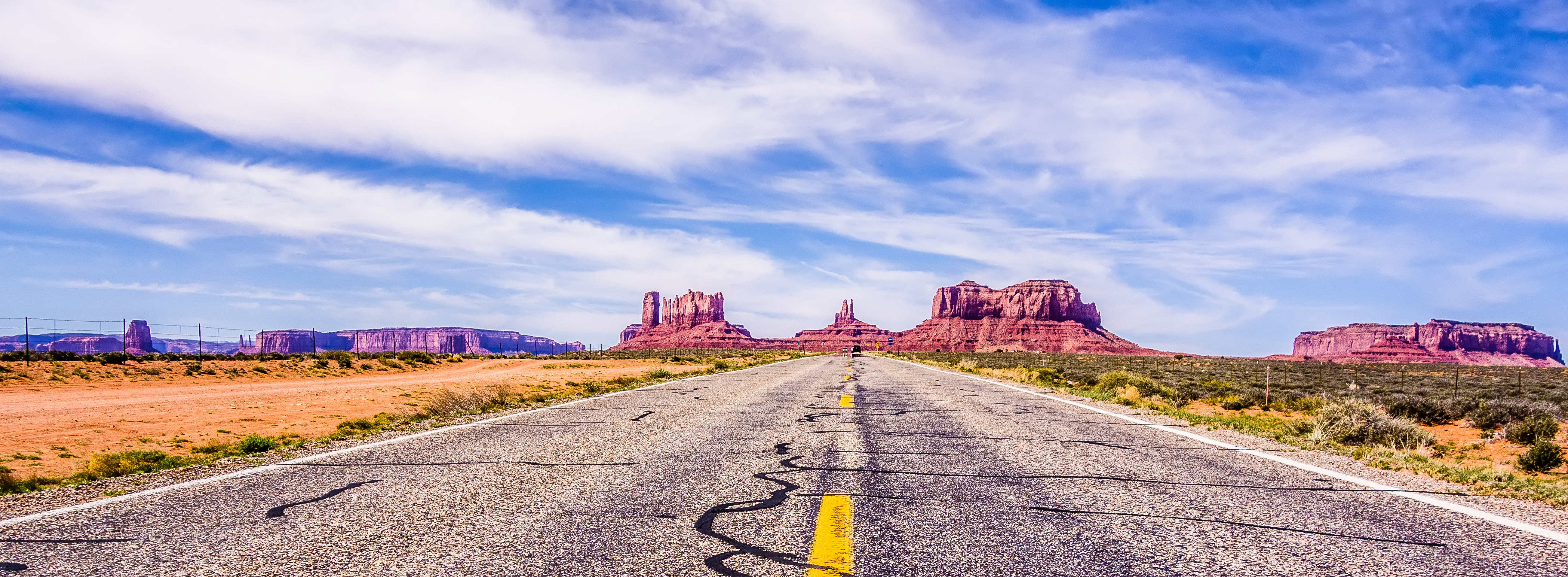 descending into Monument Valley at Utah Arizona border - Moeve